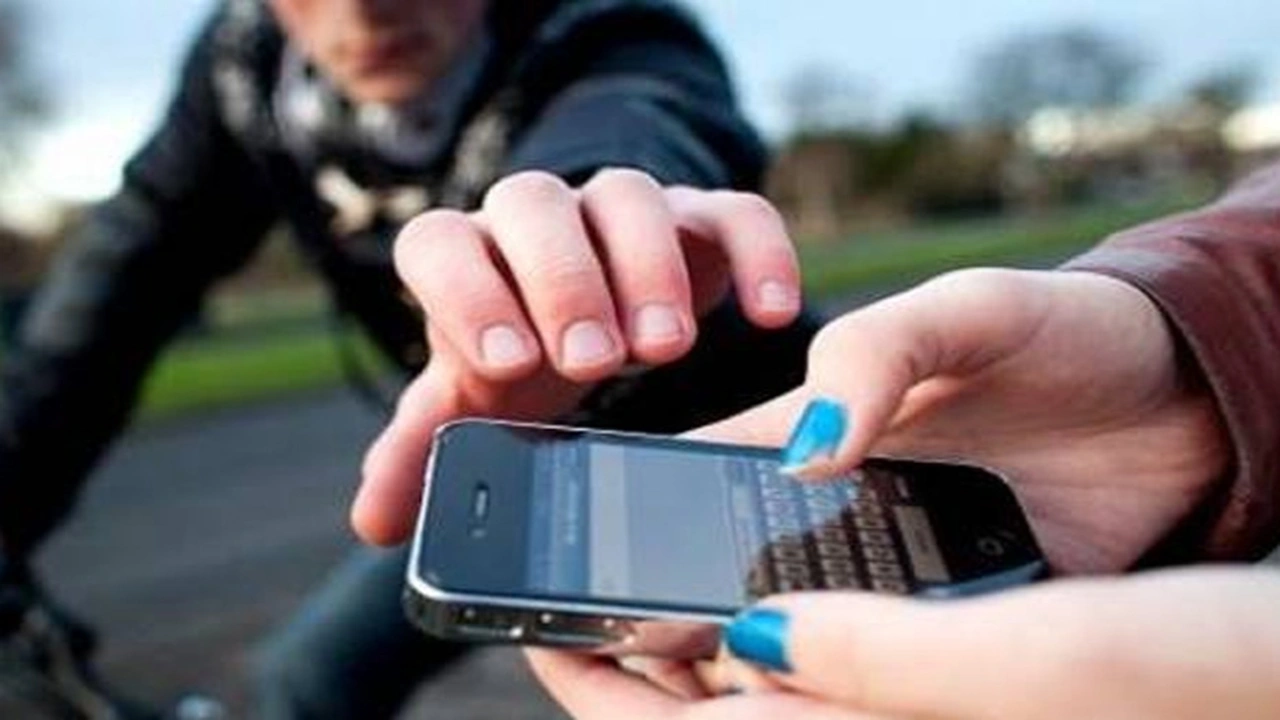 حبس متهمين بخطف الهواتف المحمولة في مدينة نصر بواسطة تروسيكل